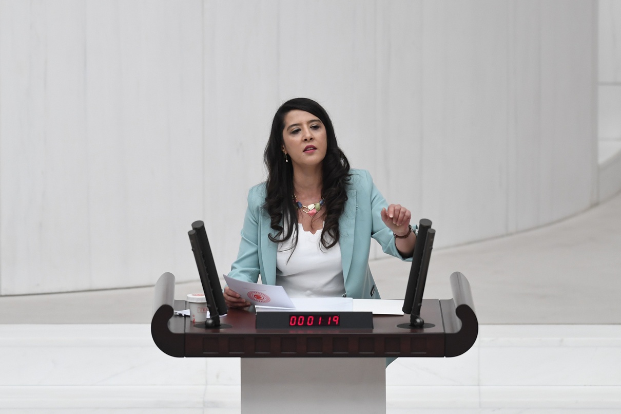 EMEP Milletvekili Karaca, İzmir Bornova’da müdür vekilinin gözaltısını bakanlara sorguladı